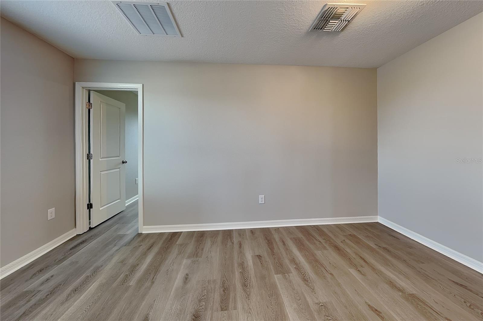 O6434989 Property Photo 16