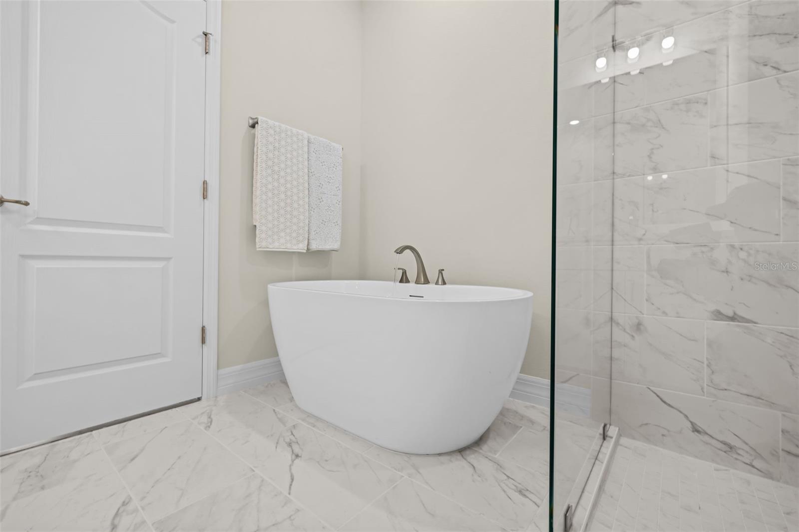 O6435013 Property Photo 17