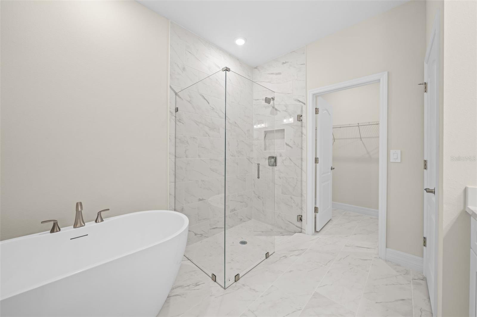 O6435013 Property Photo 18