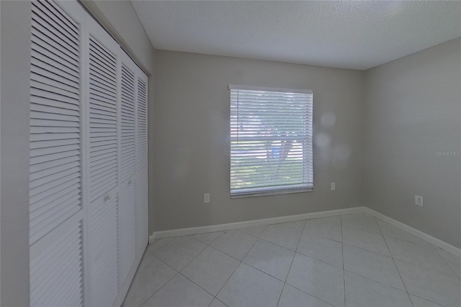 O6435018 Property Photo 12