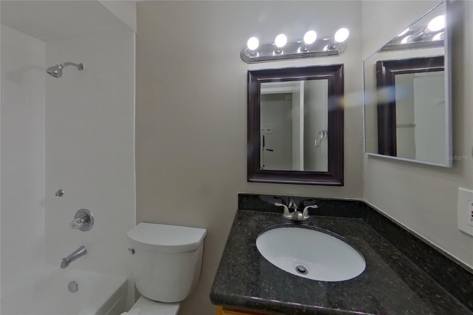 O6435018 Property Photo 13