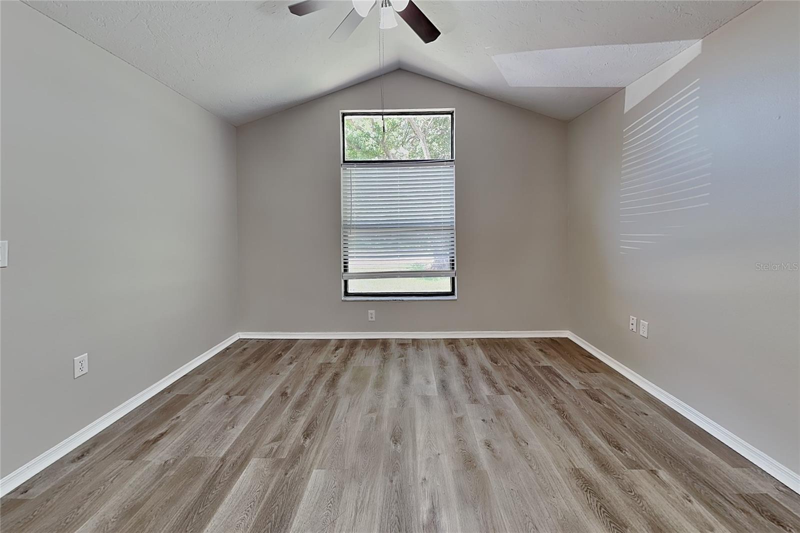 O6435041 Property Photo 2