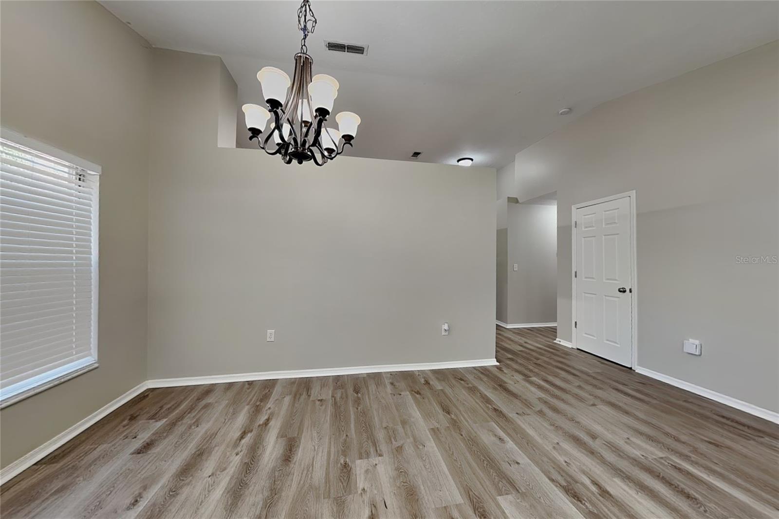 O6435041 Property Photo 3