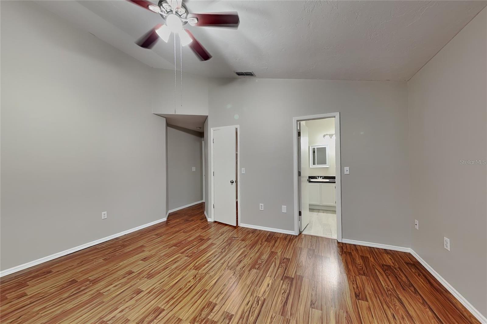 O6435041 Property Photo 8