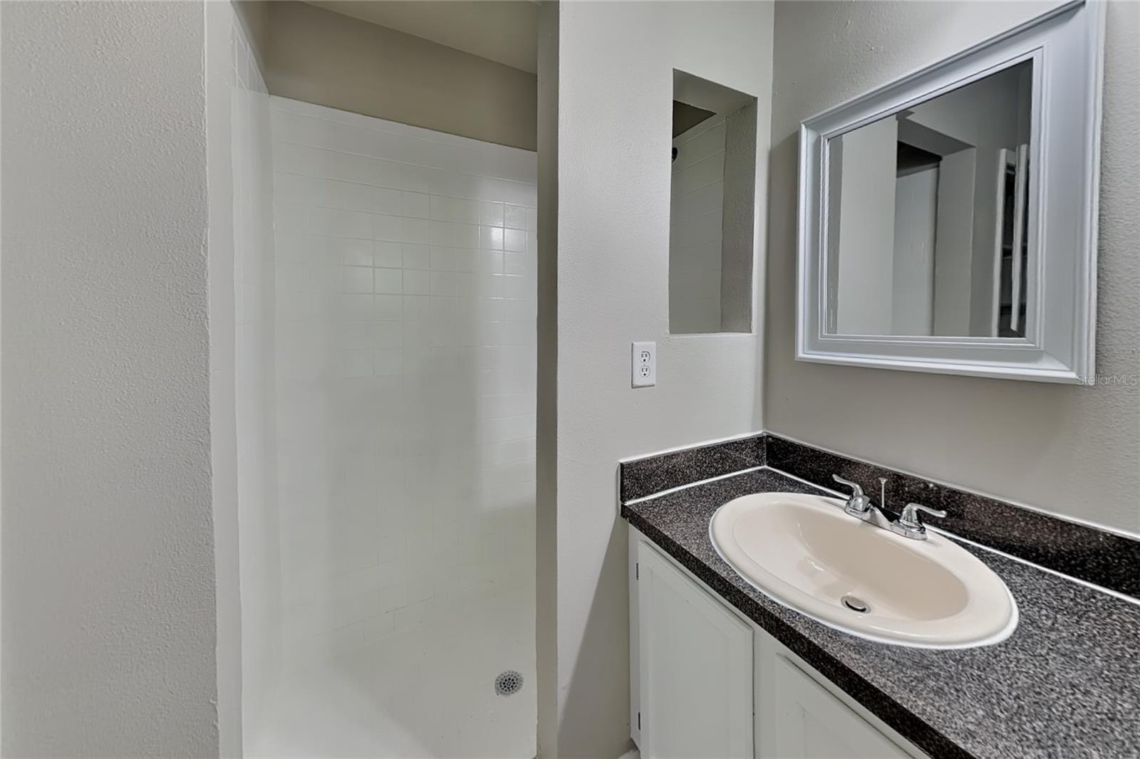 O6435041 Property Photo 11