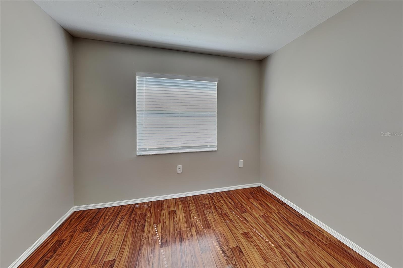 O6435041 Property Photo 12