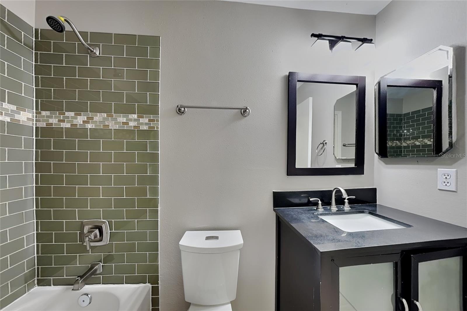 O6435041 Property Photo 14