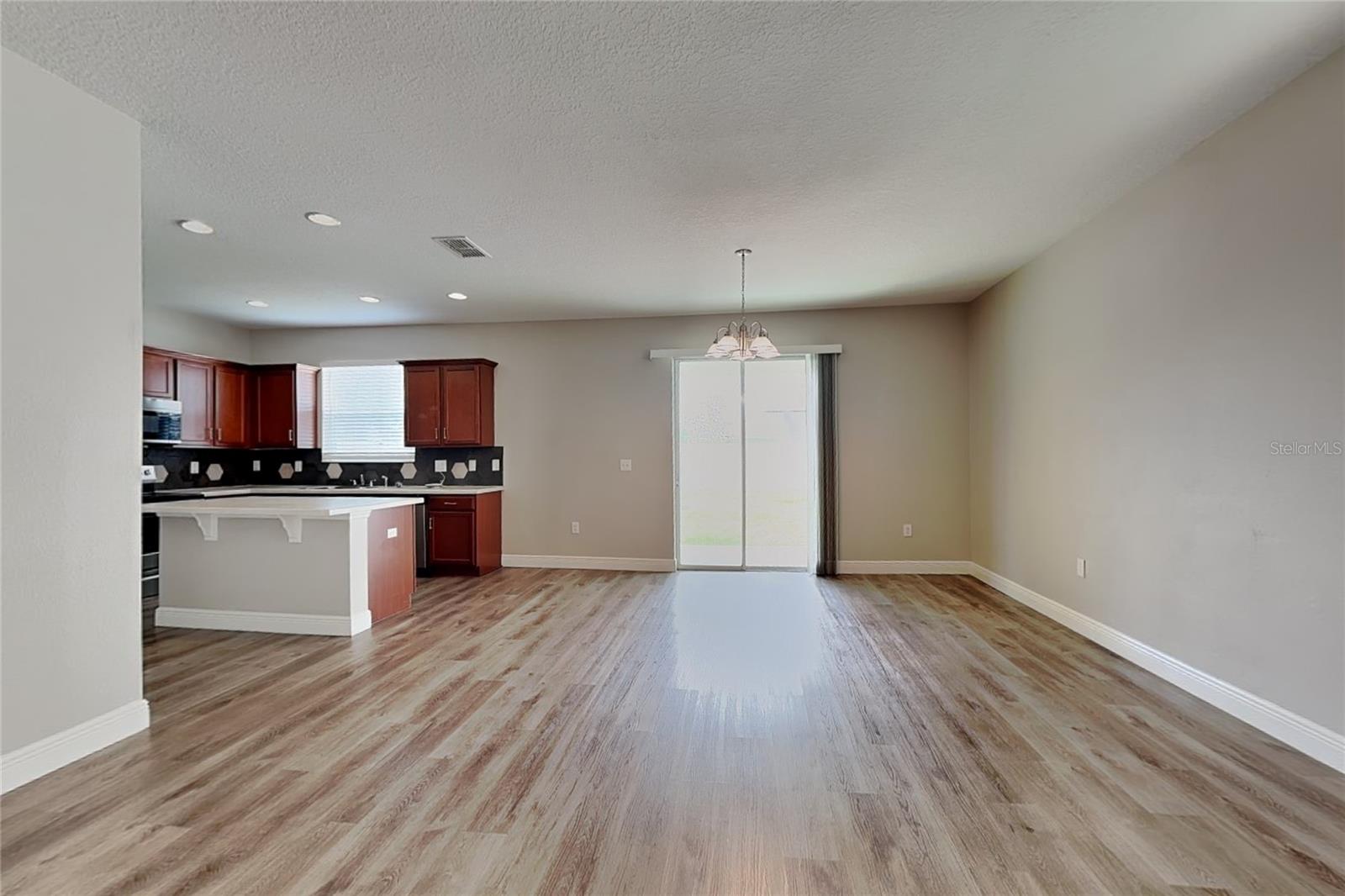 O6435047 Property Photo 3