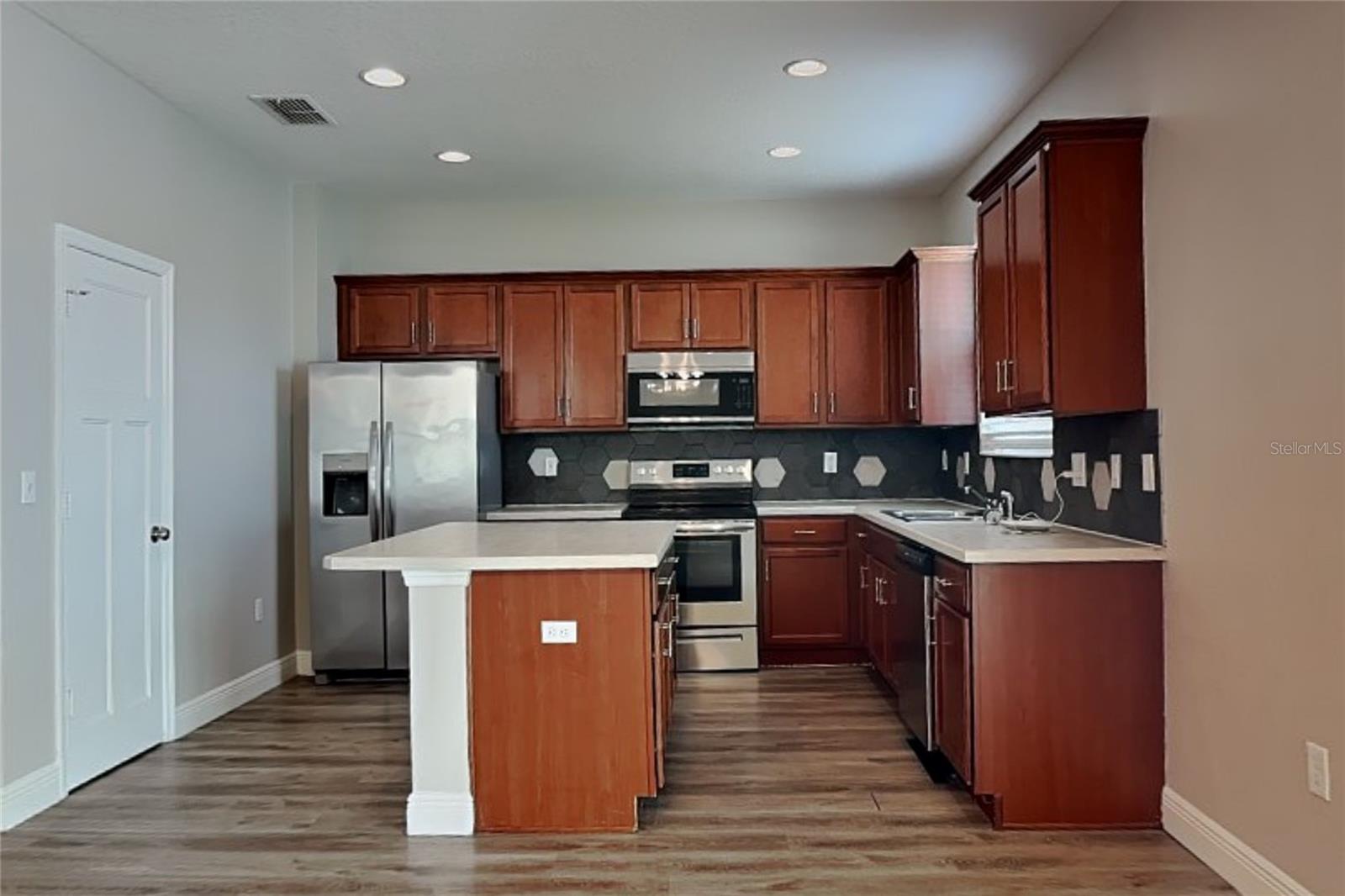 O6435047 Property Photo 4