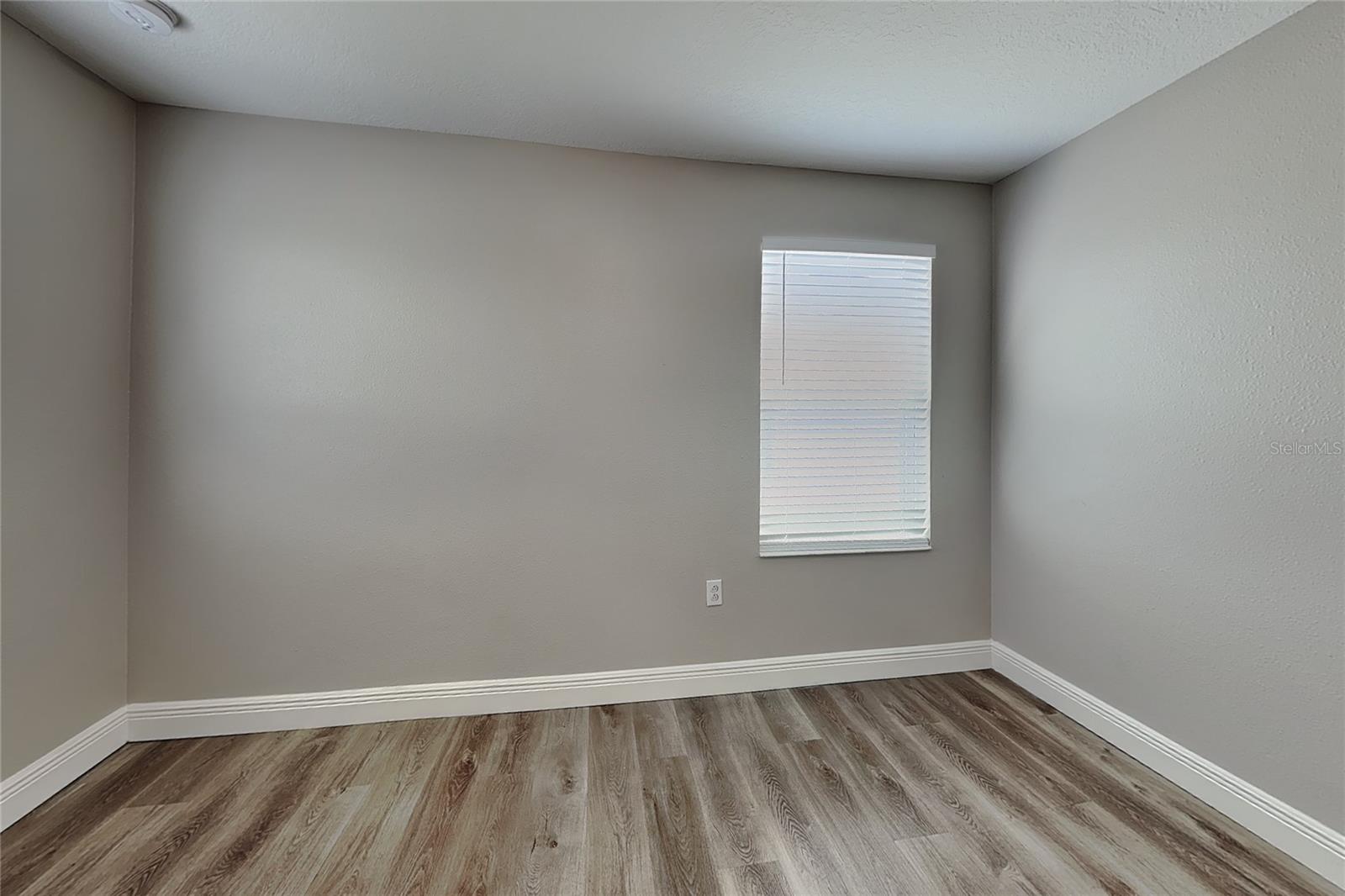 O6435047 Property Photo 12