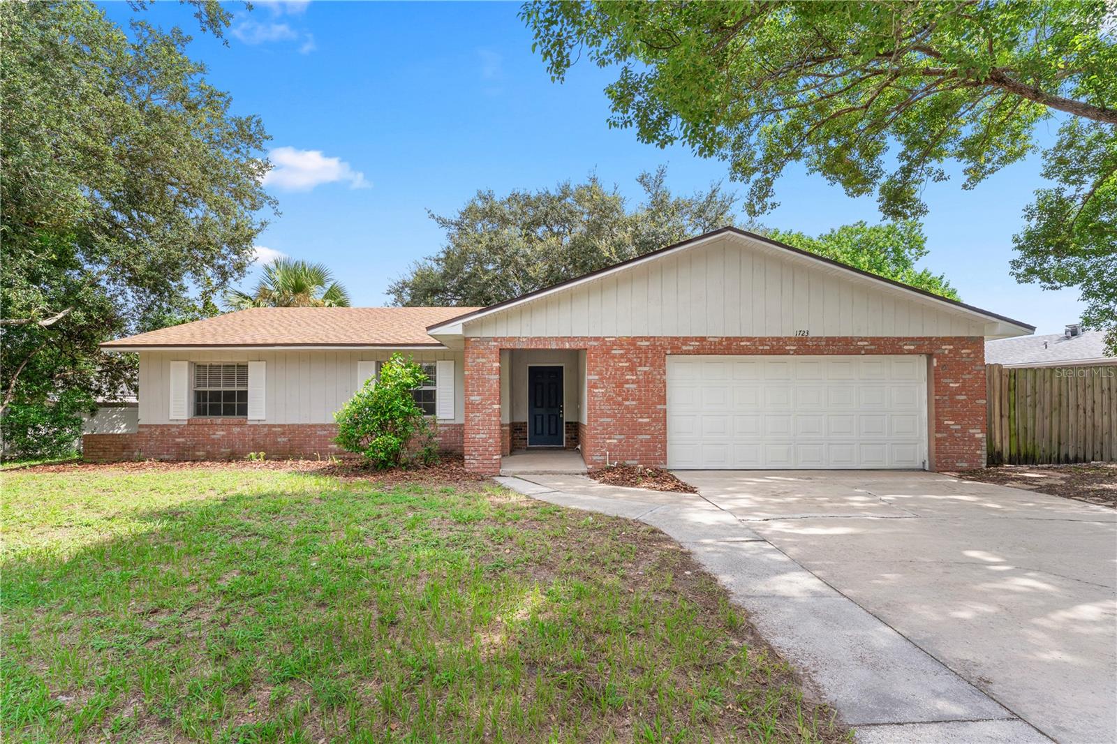 1723 Canterbury Cir Property Photo 1