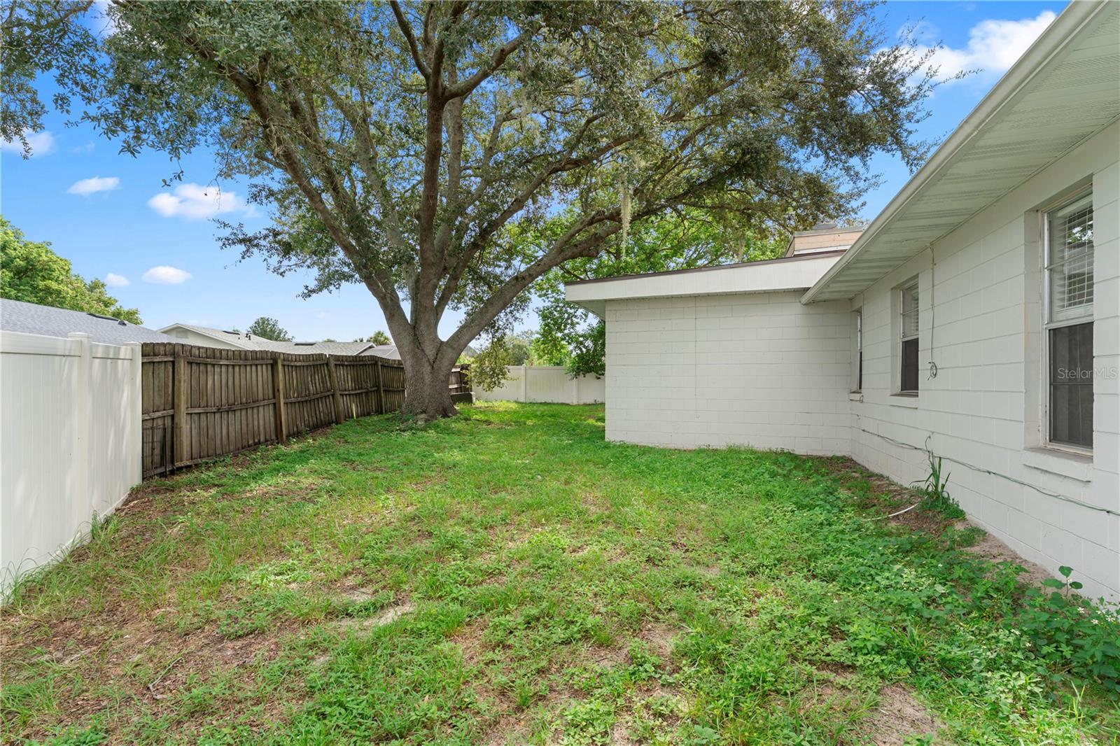1723 Canterbury Cir Property Photo 23