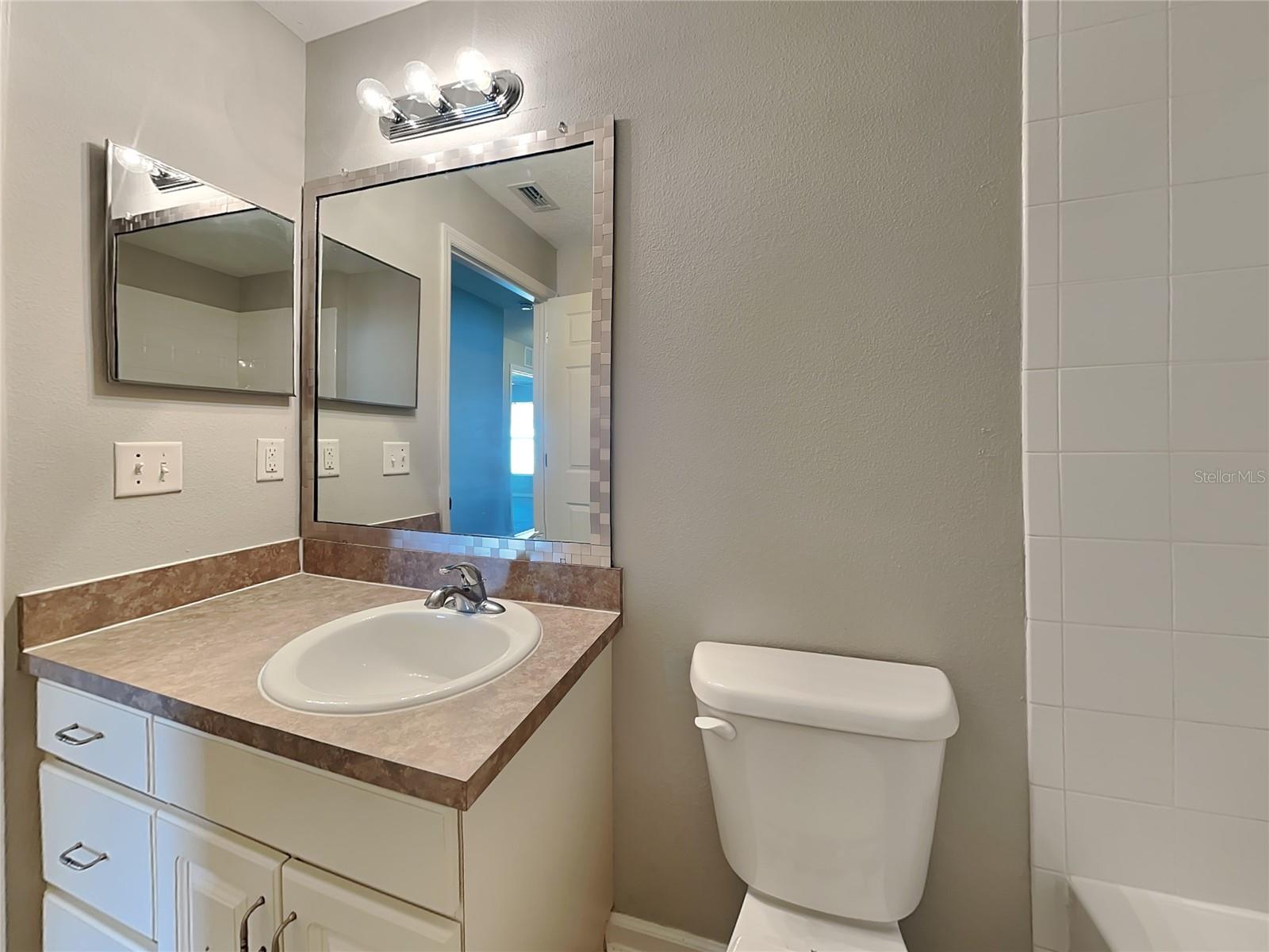 O6435085 Property Photo 12