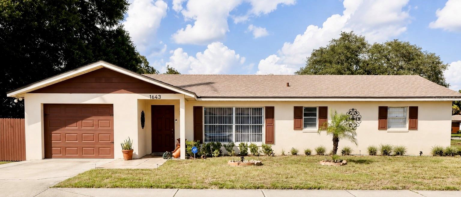 1643 Saxon Blvd Property Photo 1