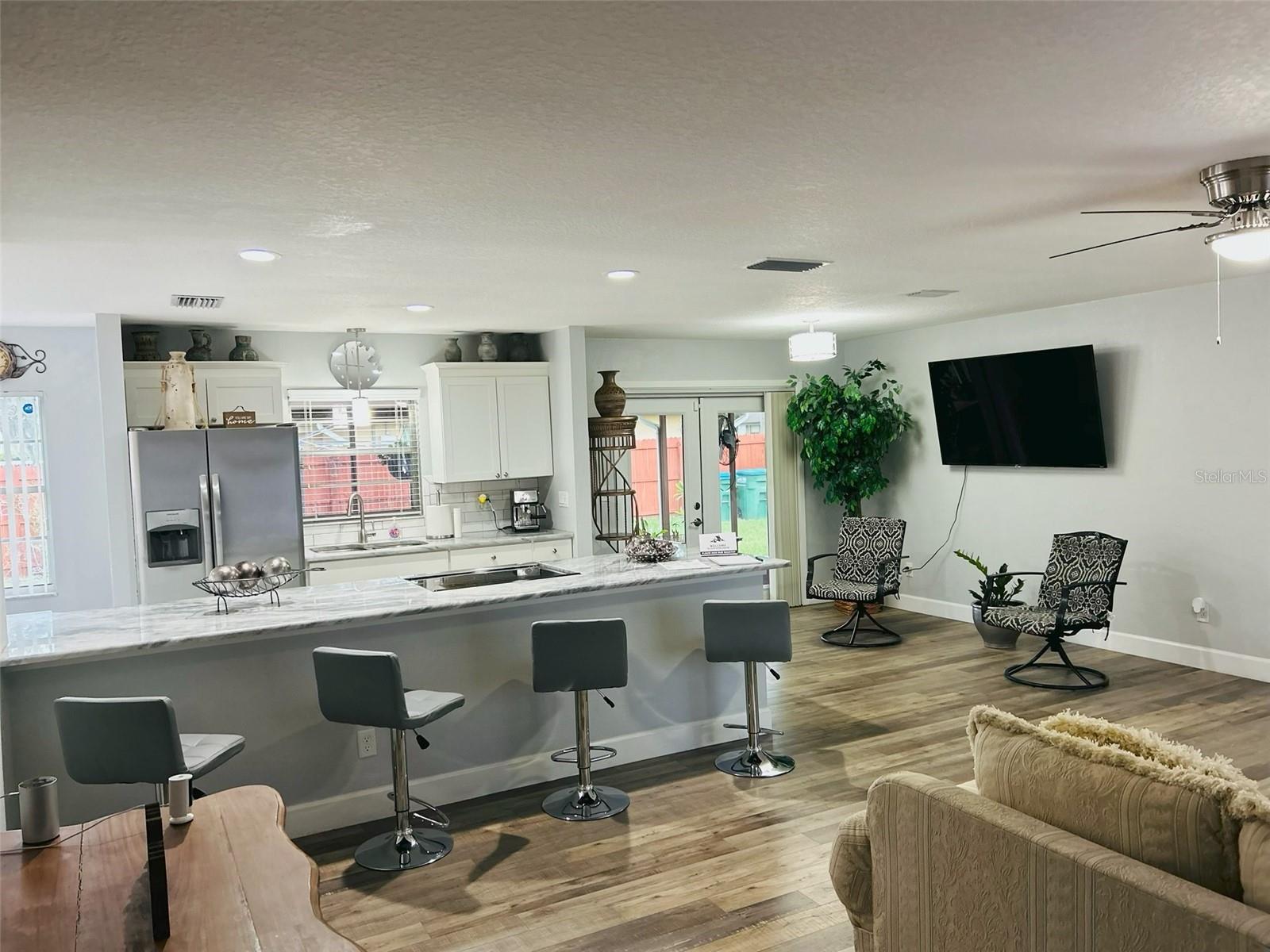 1643 Saxon Blvd Property Photo 4