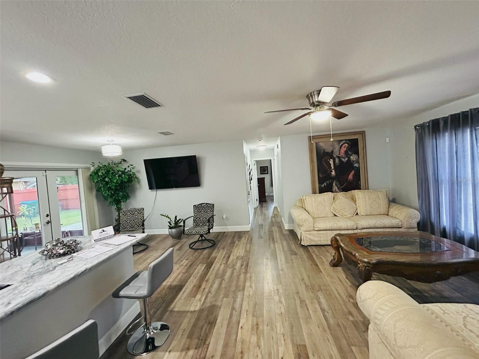 1643 Saxon Blvd Property Photo 5