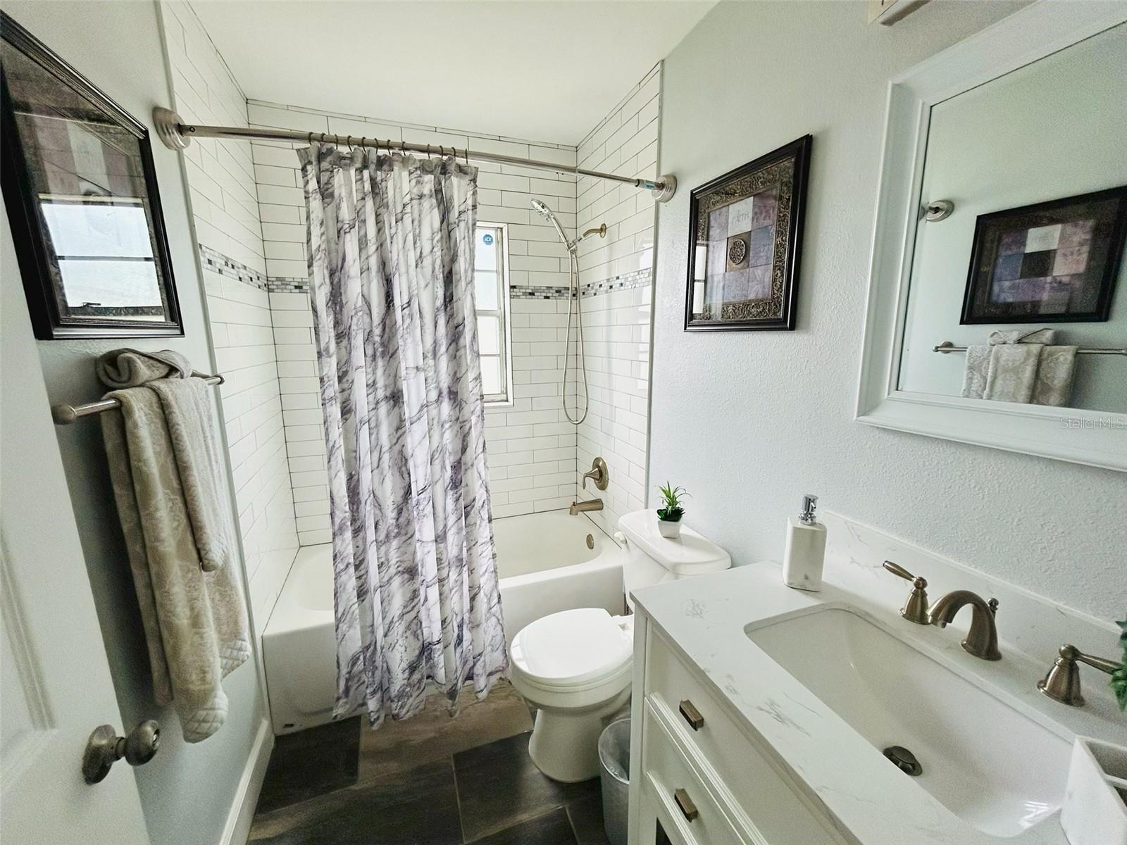 1643 Saxon Blvd Property Photo 8