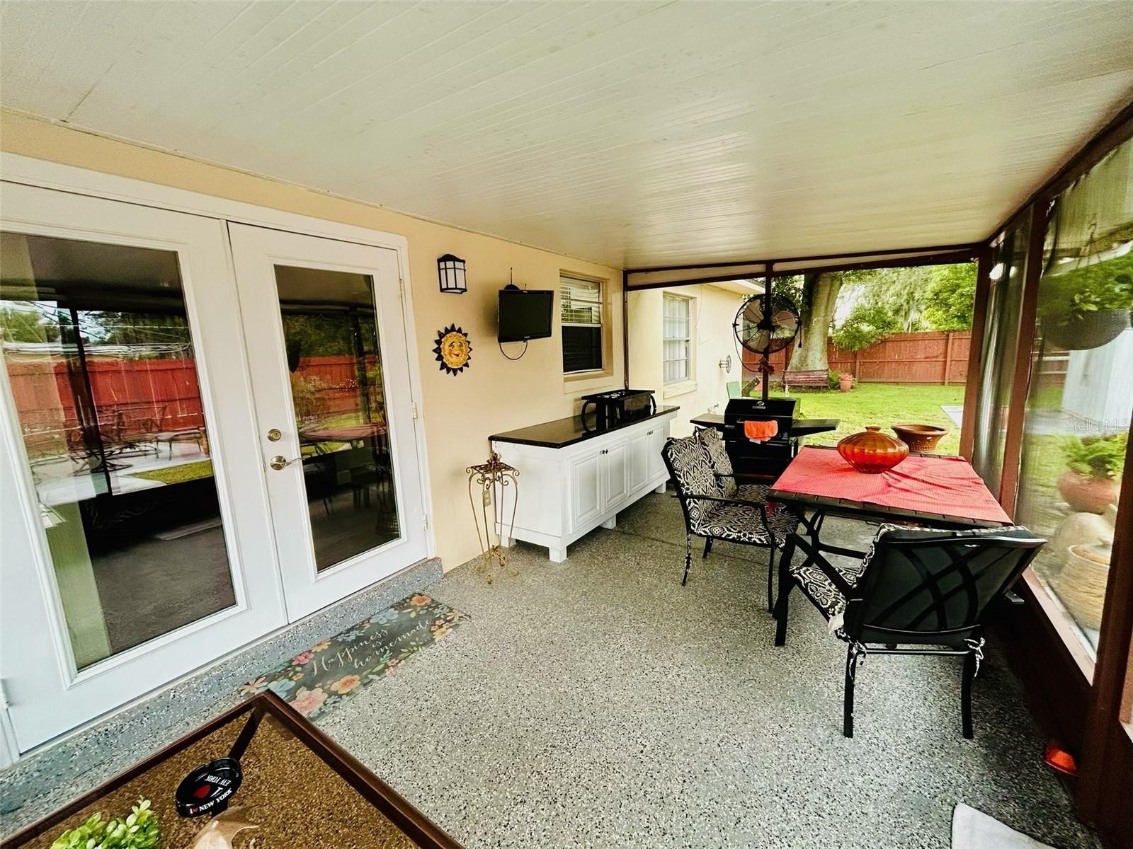 1643 Saxon Blvd Property Photo 11