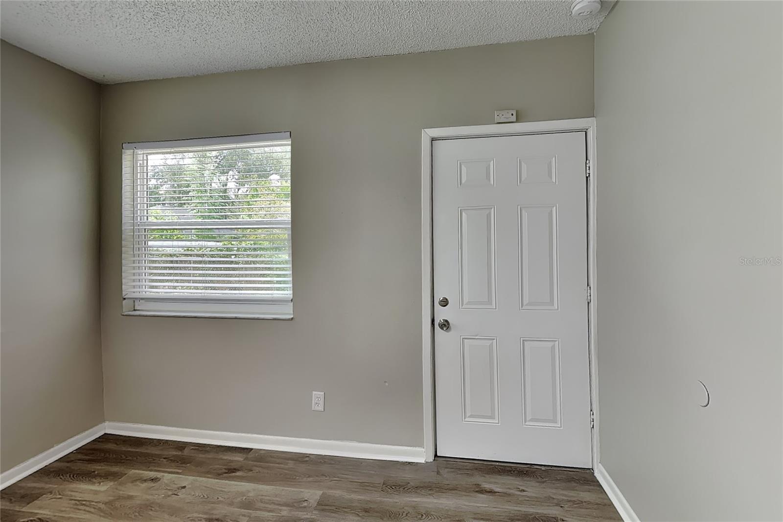 O6435095 Property Photo 3