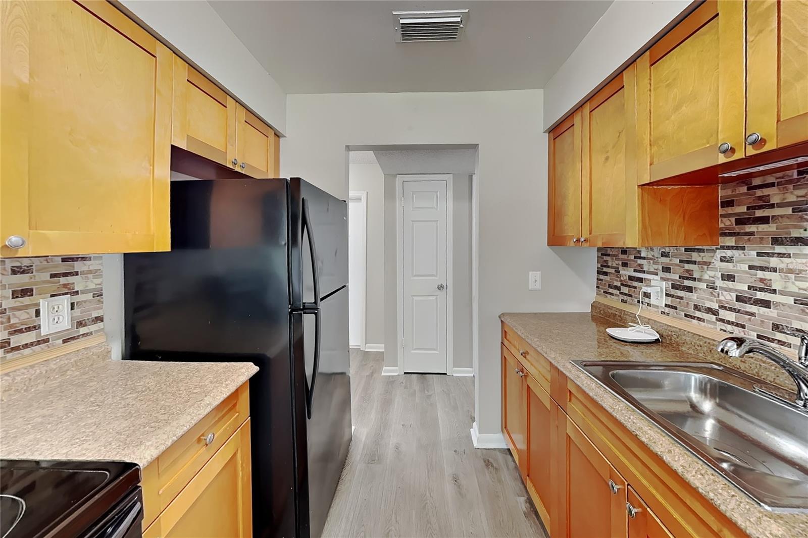 O6435095 Property Photo 6