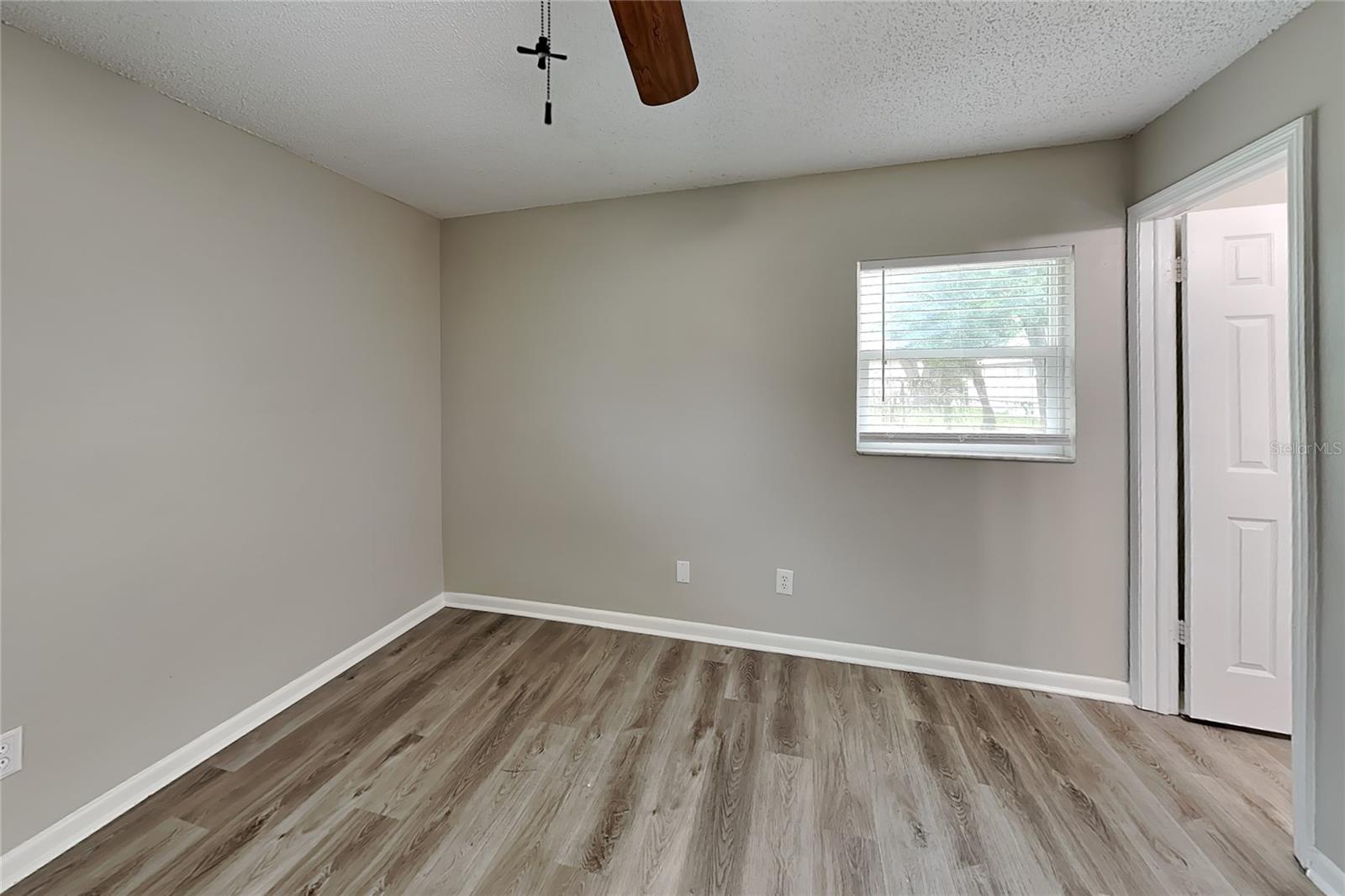 O6435095 Property Photo 7