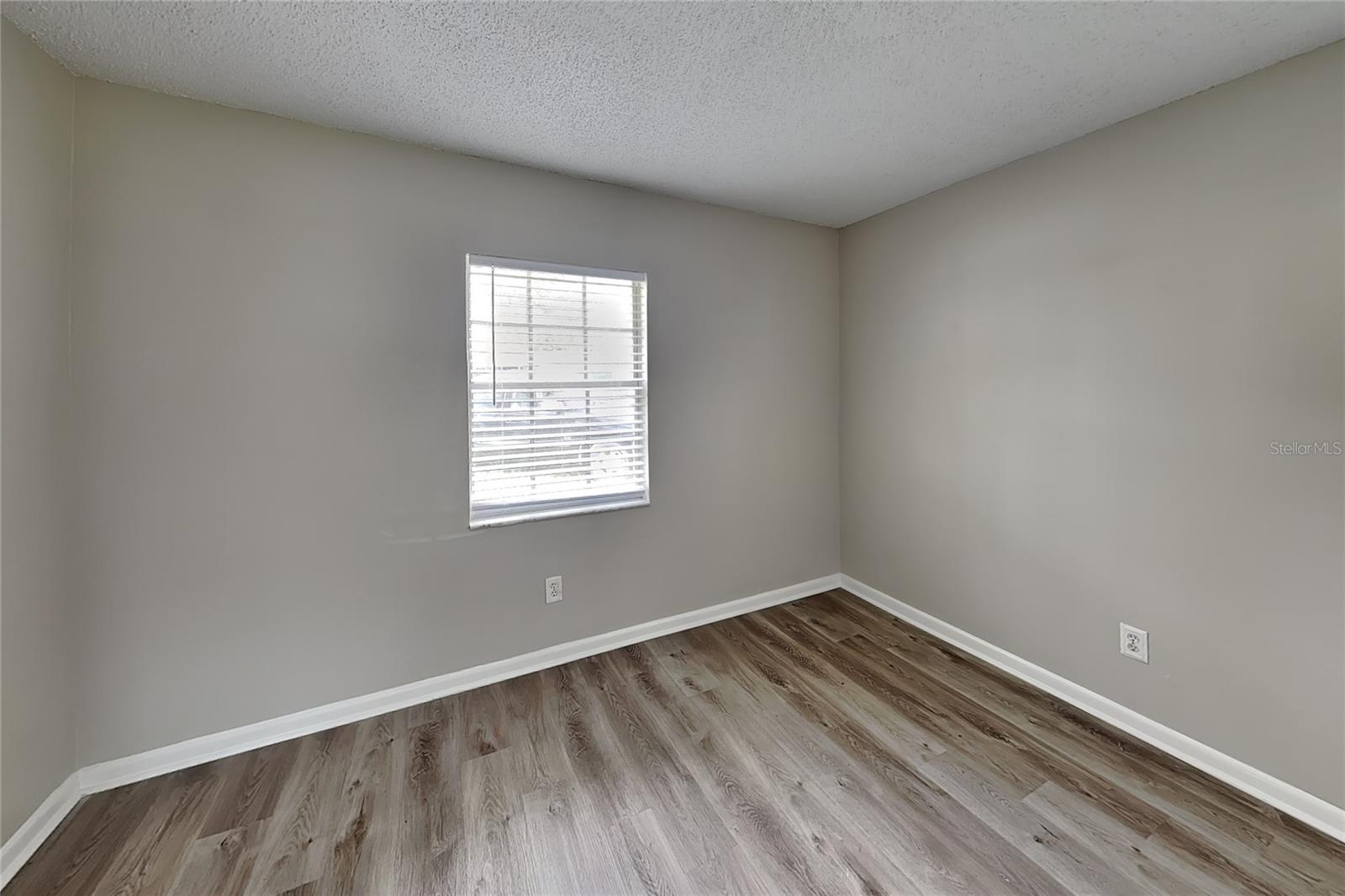 O6435095 Property Photo 11