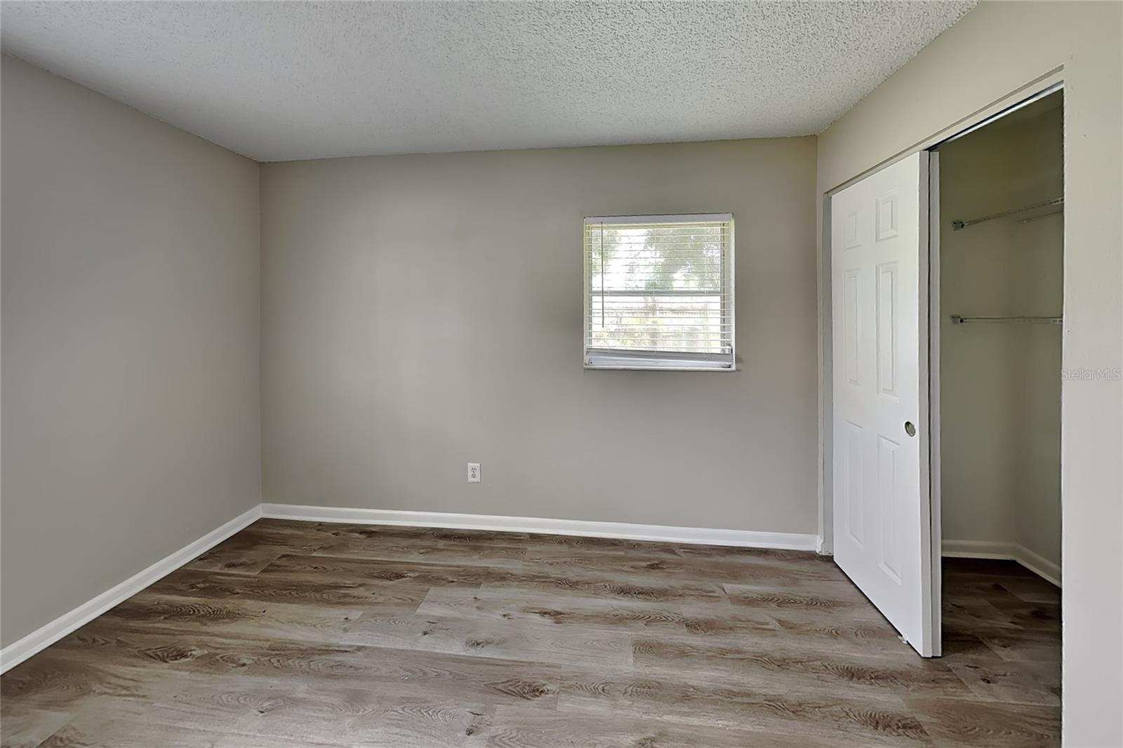 O6435095 Property Photo 12
