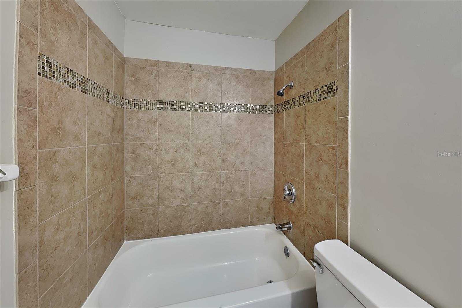 O6435095 Property Photo 15