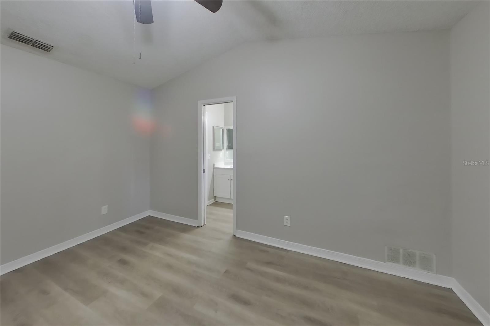 O6435101 Property Photo 8