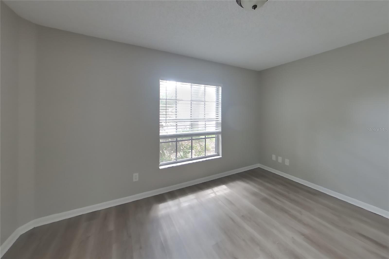 O6435101 Property Photo 12