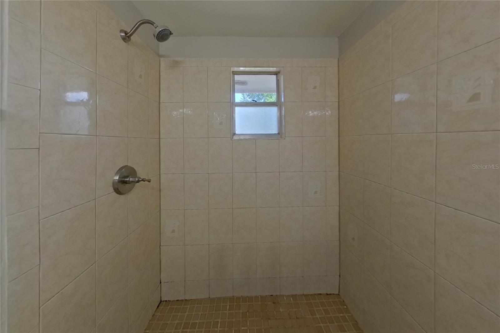 O6435103 Property Photo 9