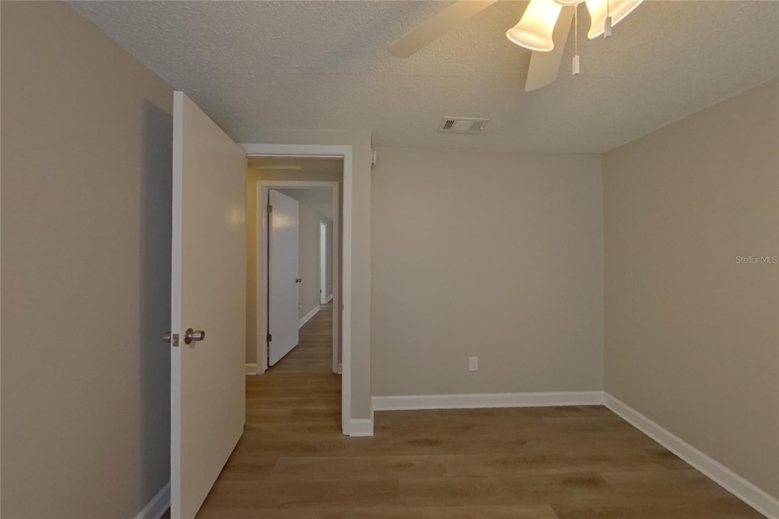 O6435103 Property Photo 11