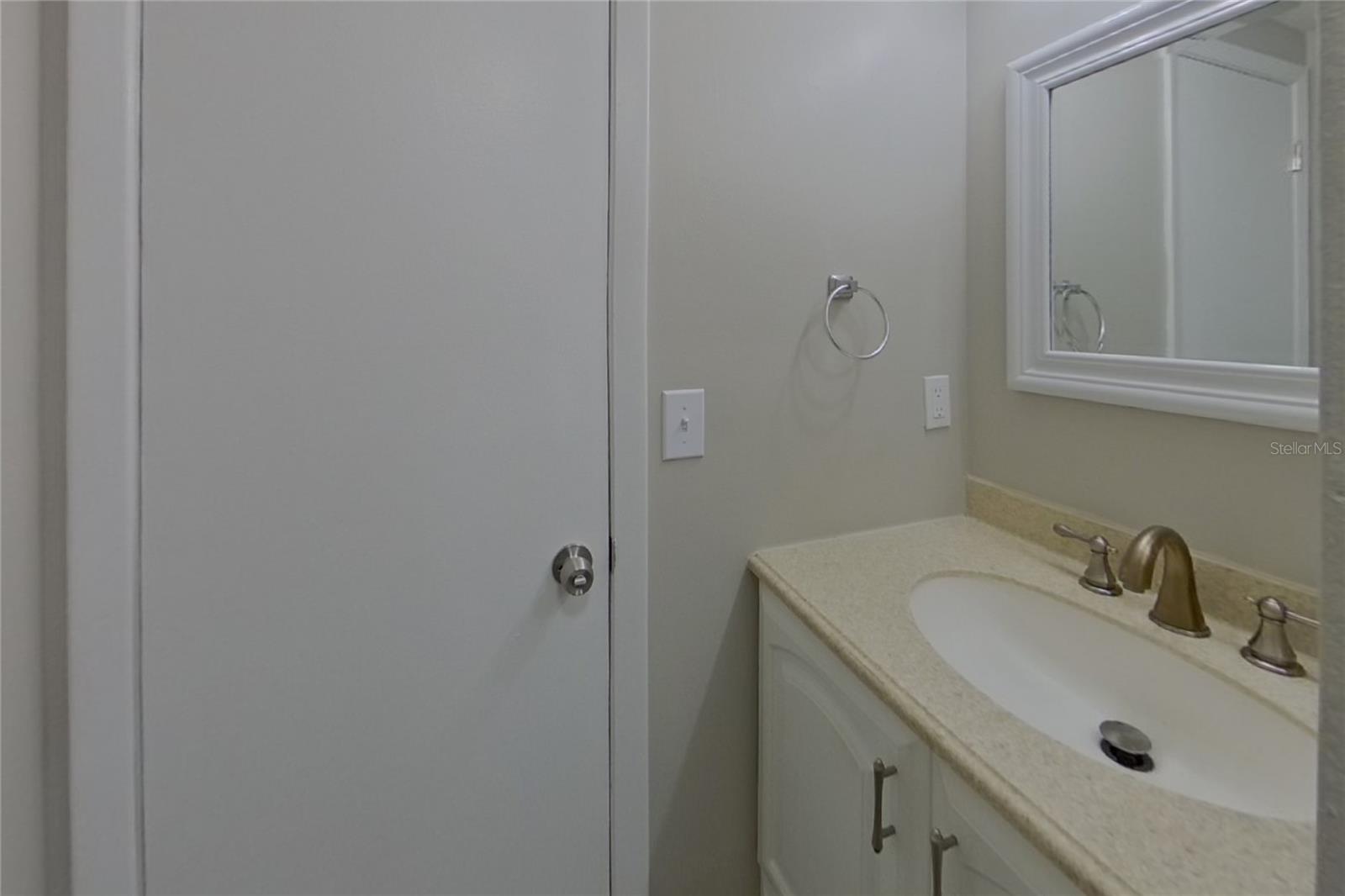 O6435103 Property Photo 12
