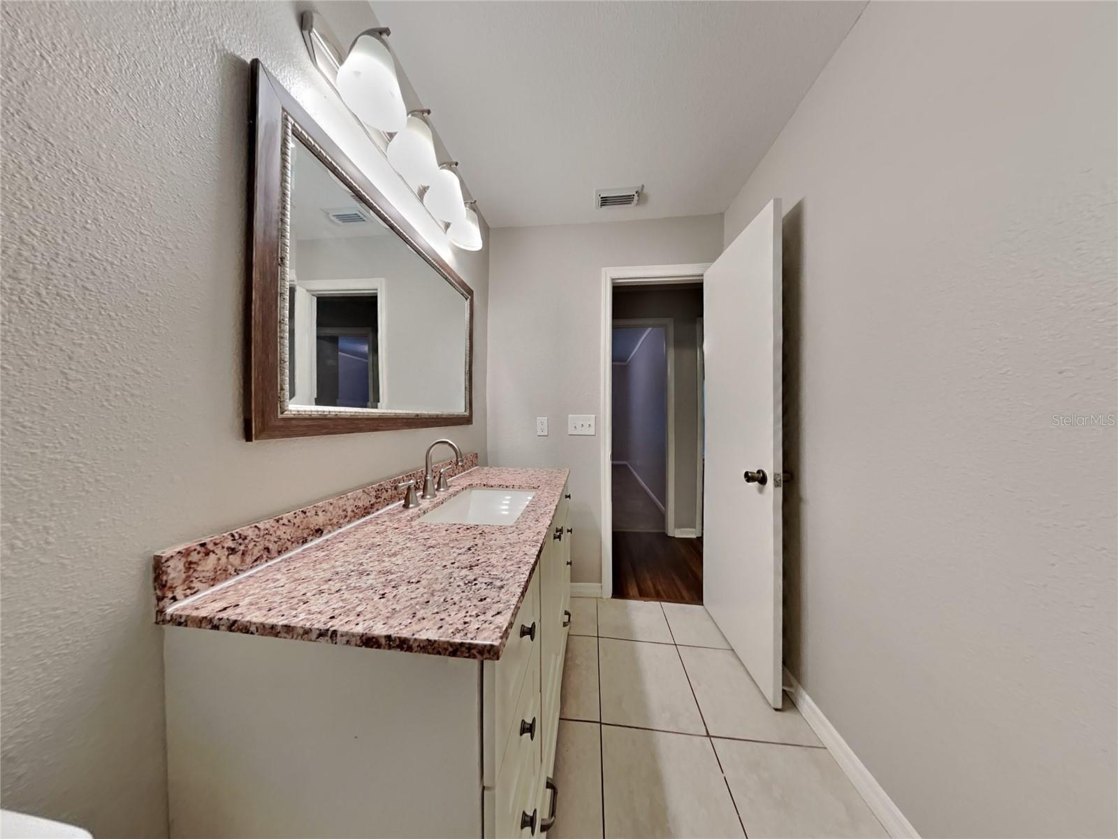 O6435108 Property Photo 8