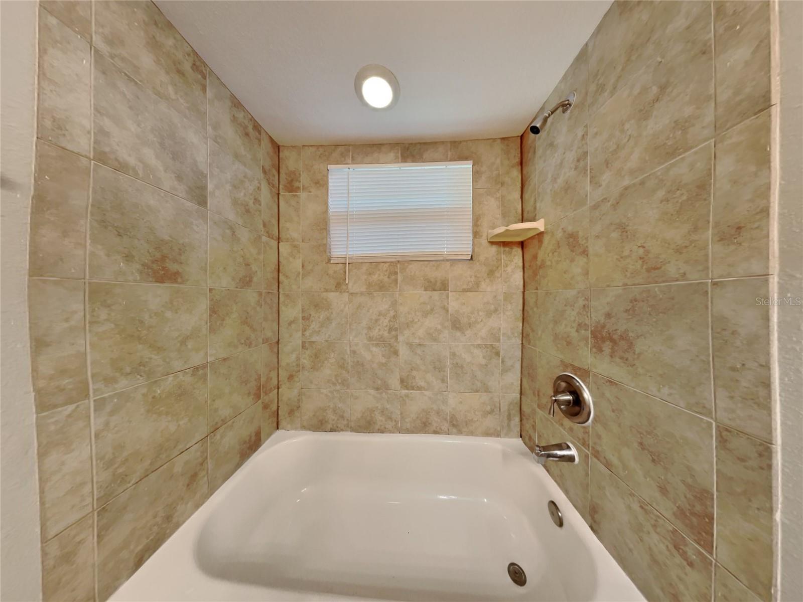 O6435108 Property Photo 9