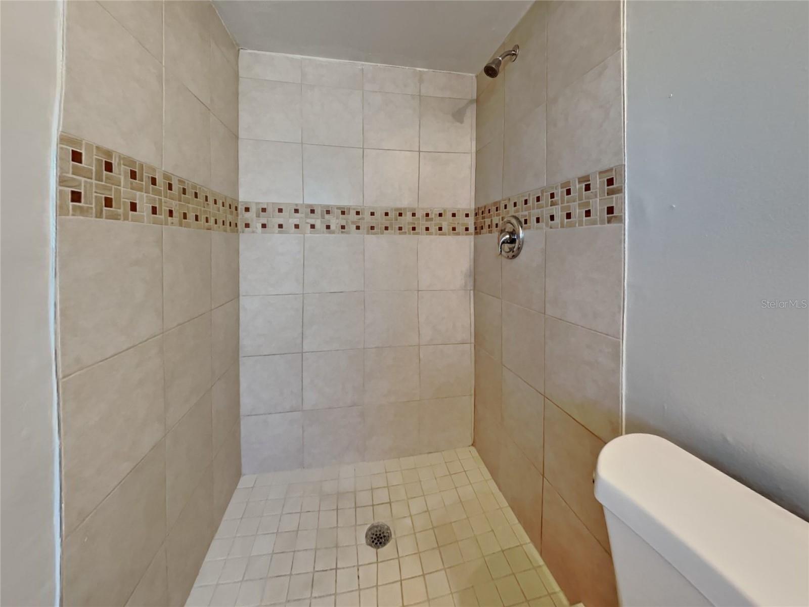 O6435108 Property Photo 14