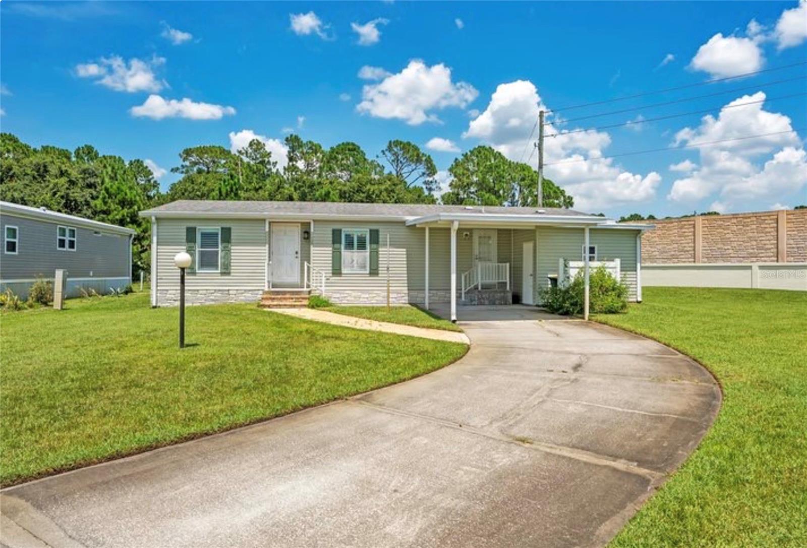 585 Outer Dr Property Photo 1