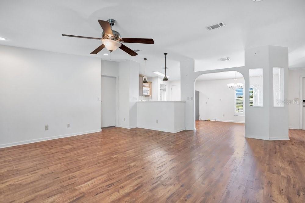 585 Outer Dr Property Photo 4