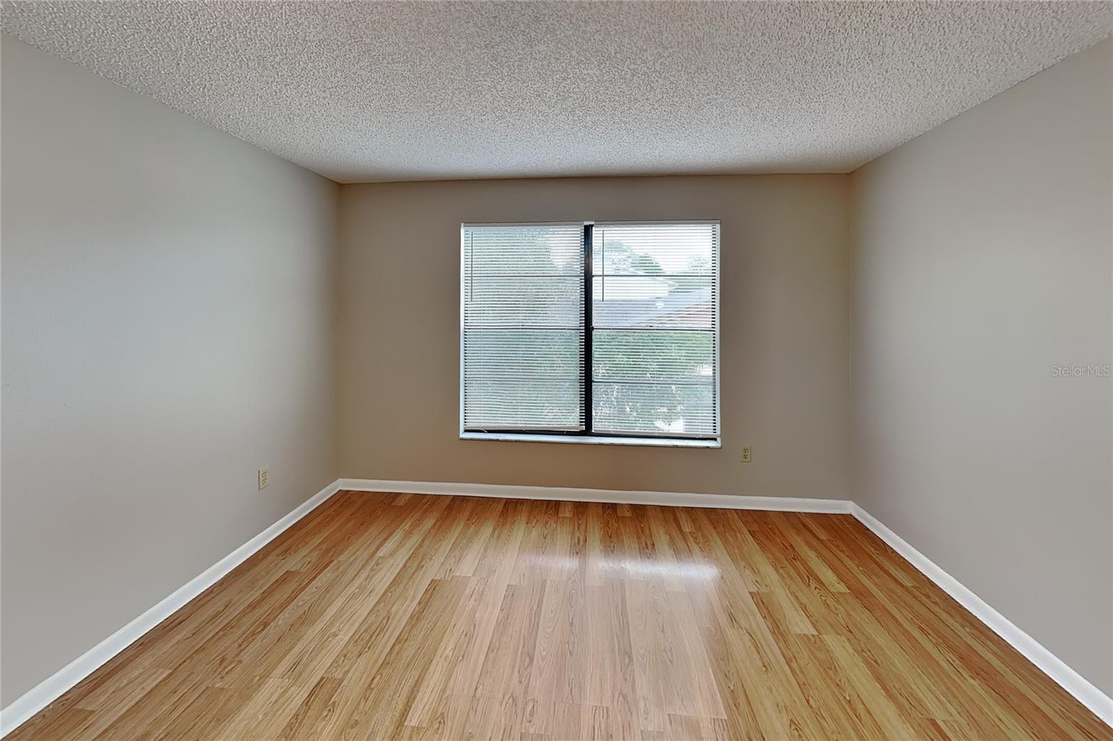 O6435275 Property Photo 7