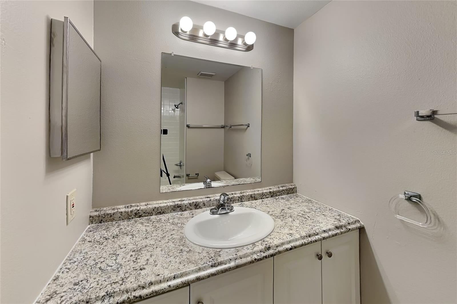 O6435275 Property Photo 14