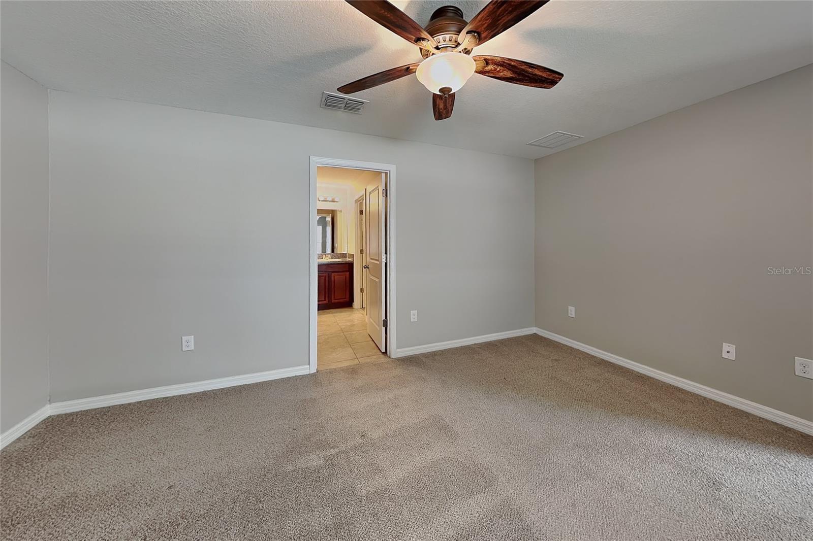O6435286 Property Photo 5