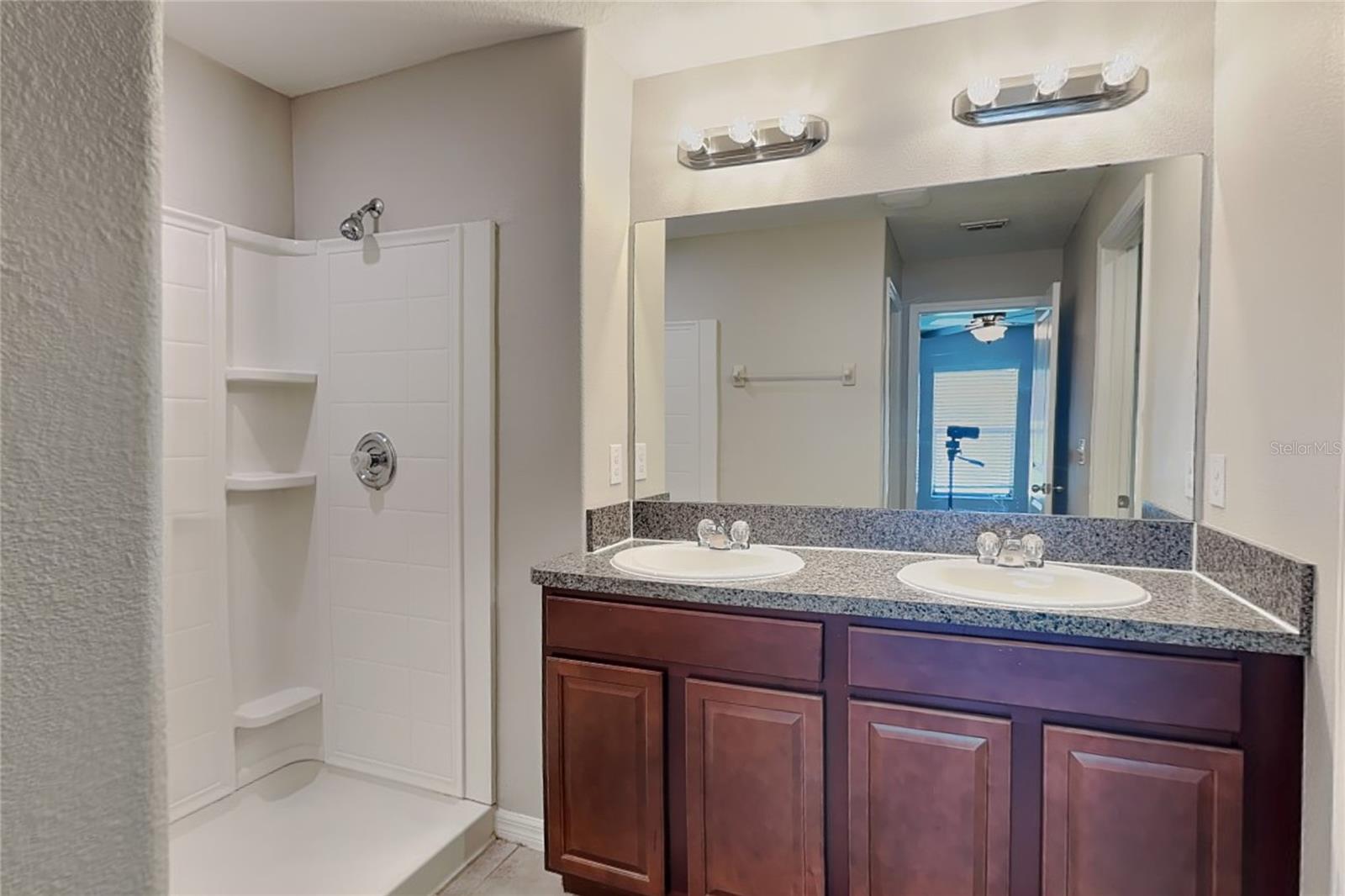 O6435286 Property Photo 8