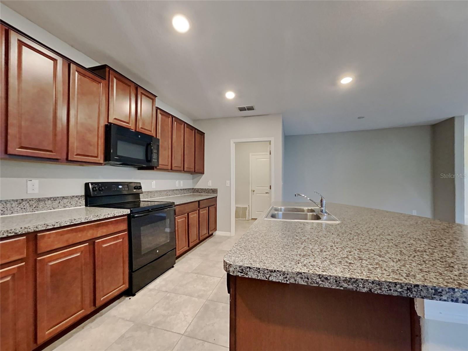 O6435313 Property Photo 4