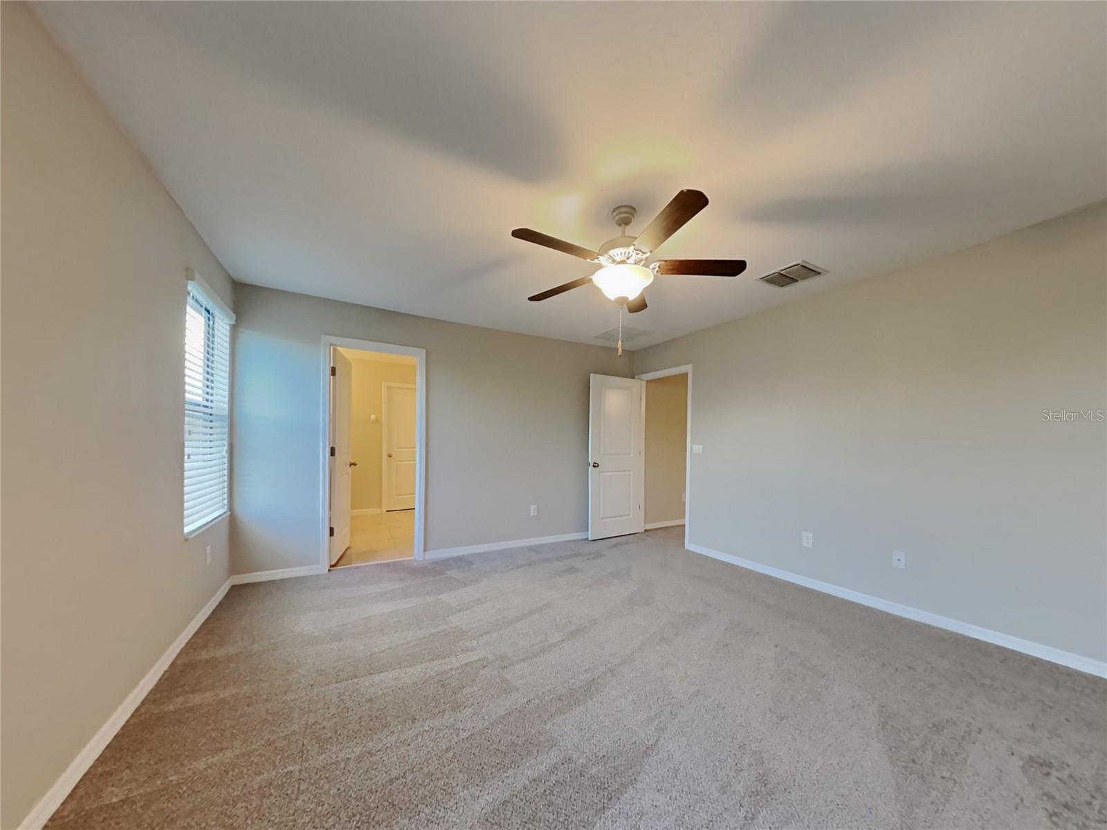 O6435313 Property Photo 6