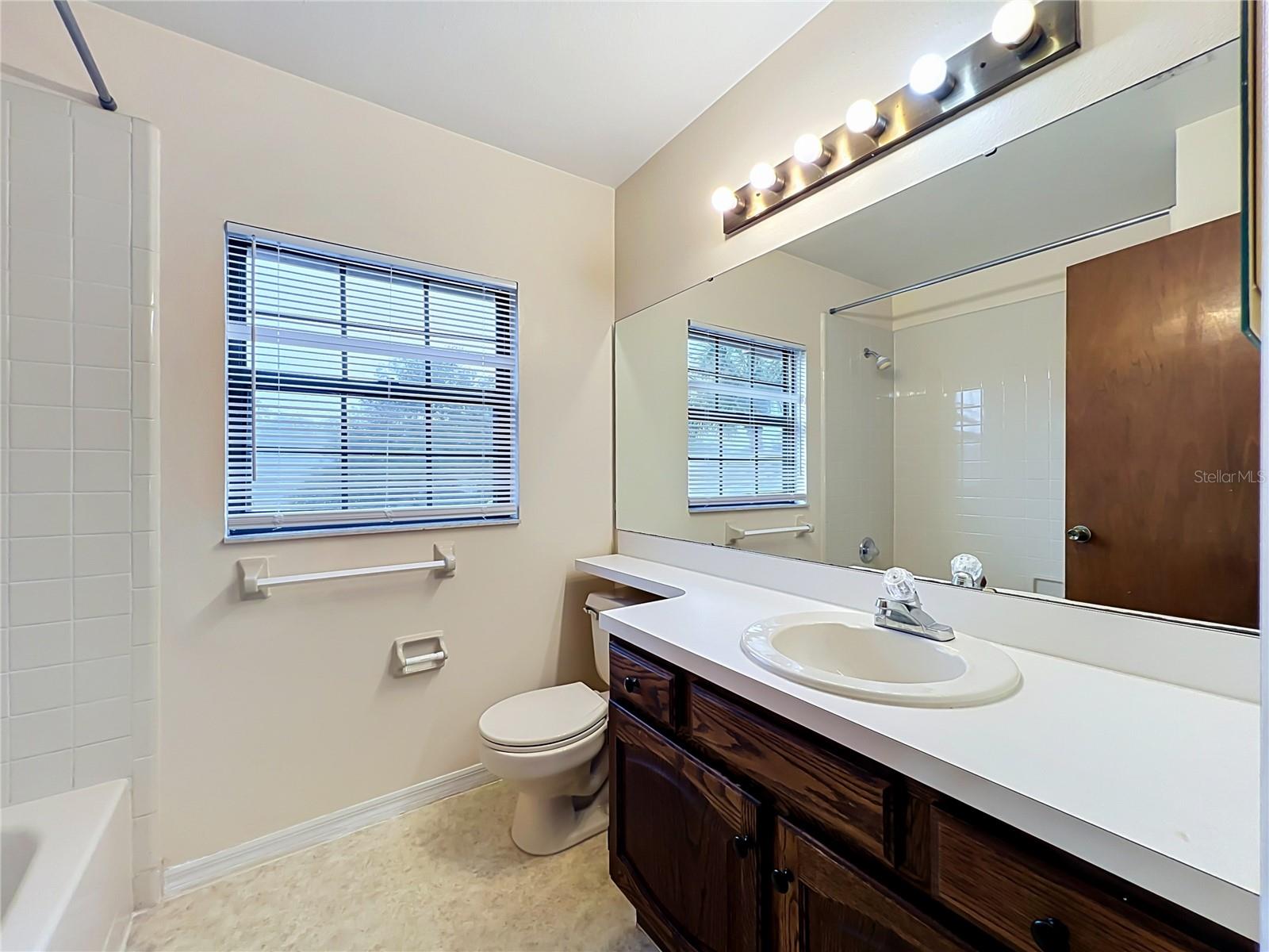 O6435341 Property Photo 43