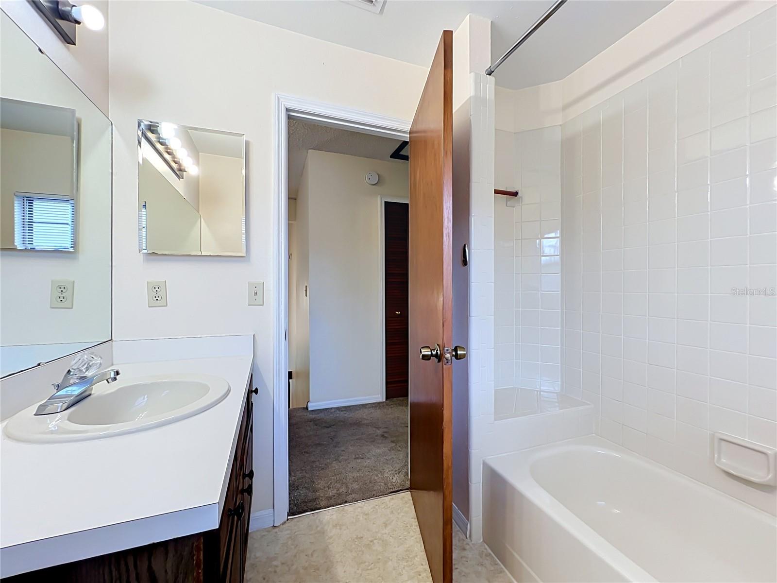 O6435341 Property Photo 48