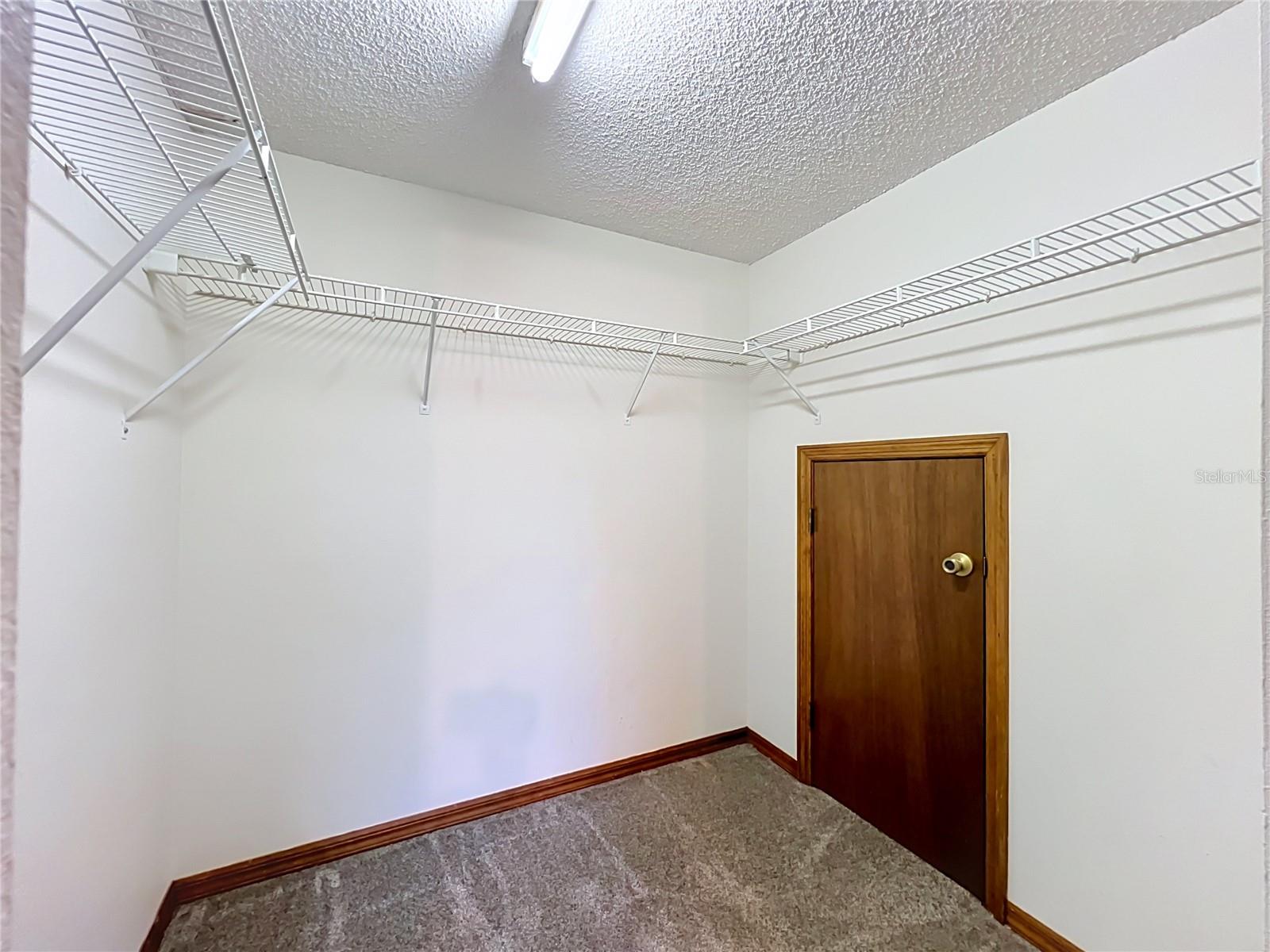 O6435341 Property Photo 54