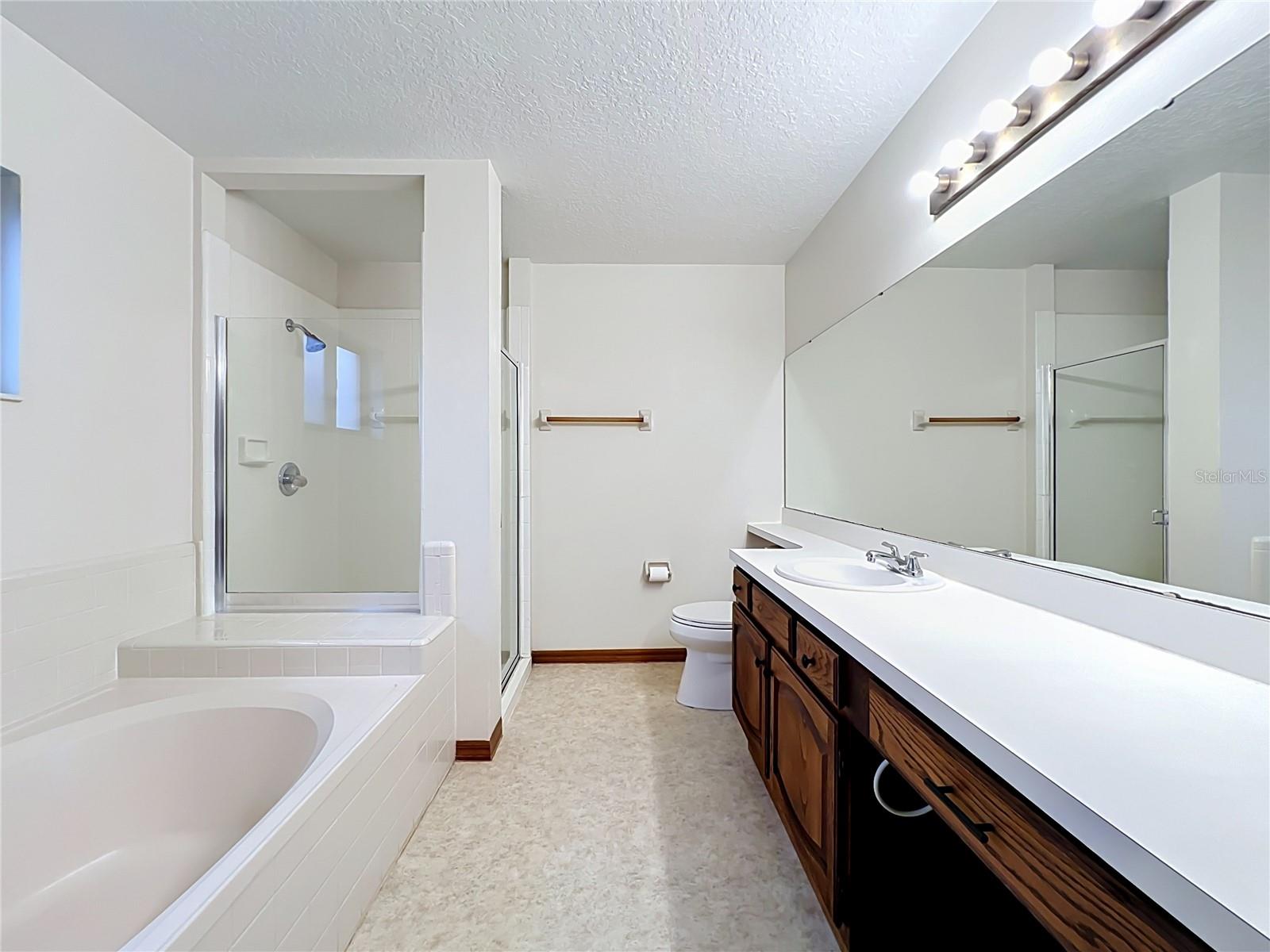 O6435341 Property Photo 57