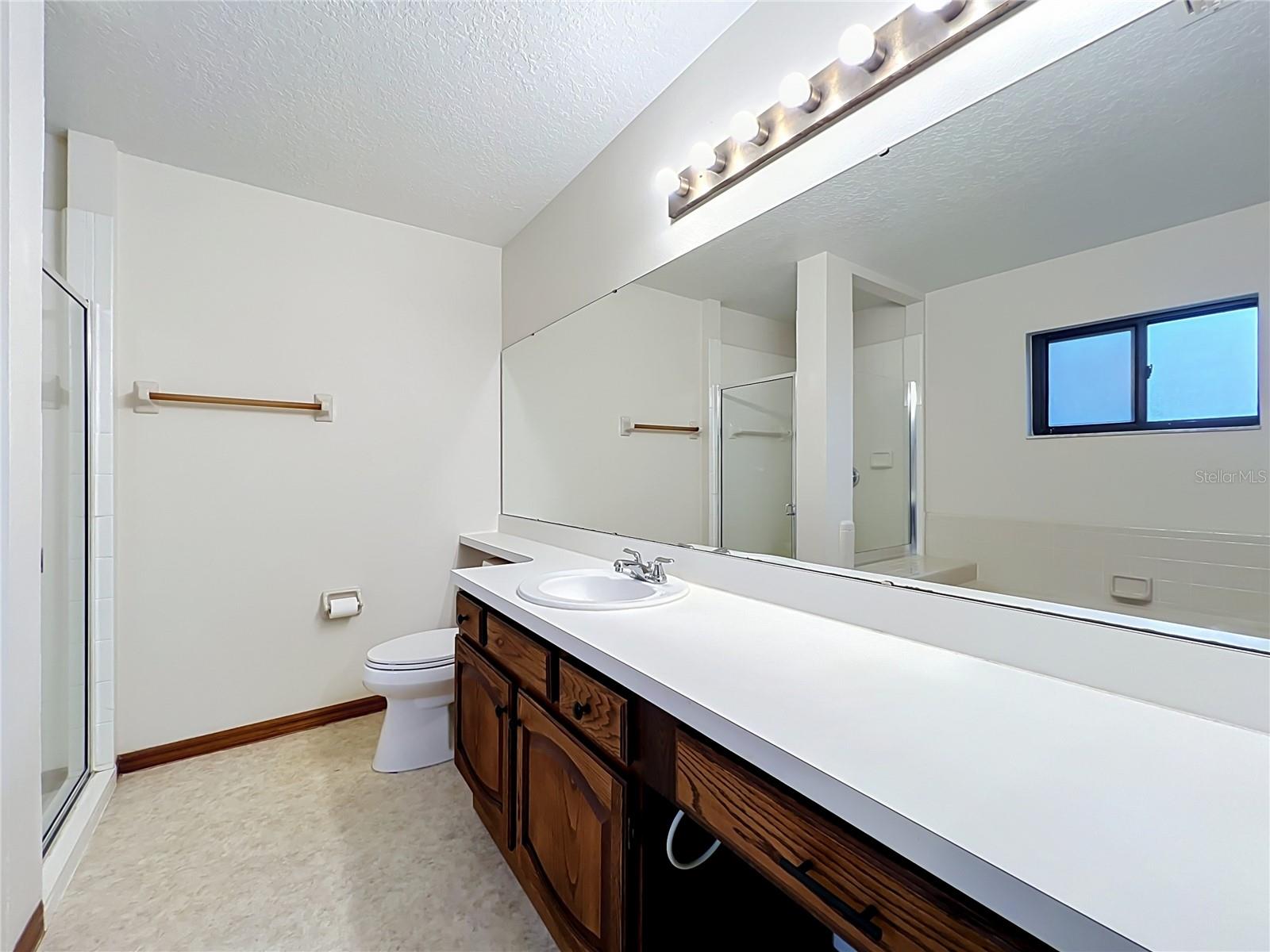 O6435341 Property Photo 58