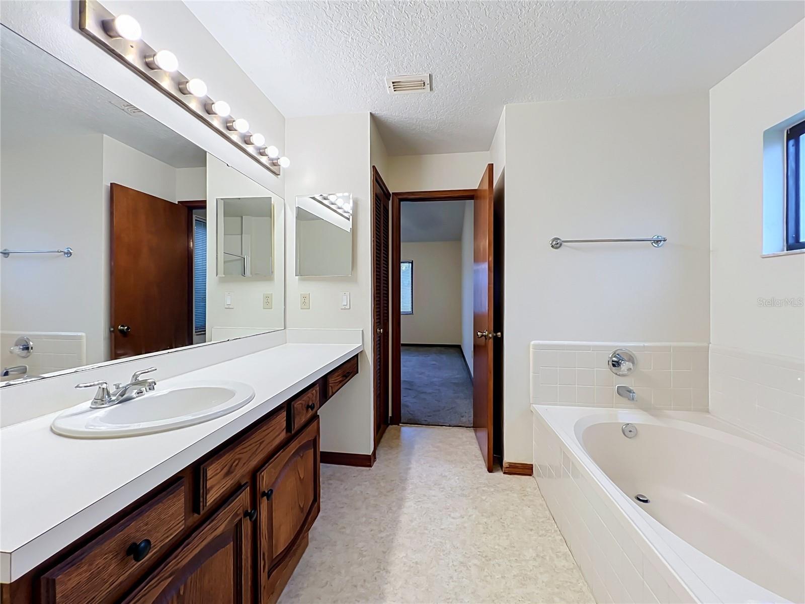 O6435341 Property Photo 60